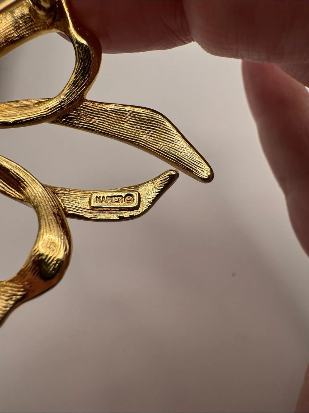 Napier vintage gold tone metal bow brooch, EUC.